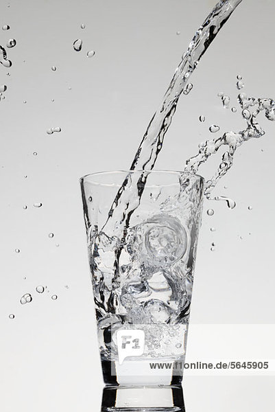 Wasser wird in ein Glas gegossen