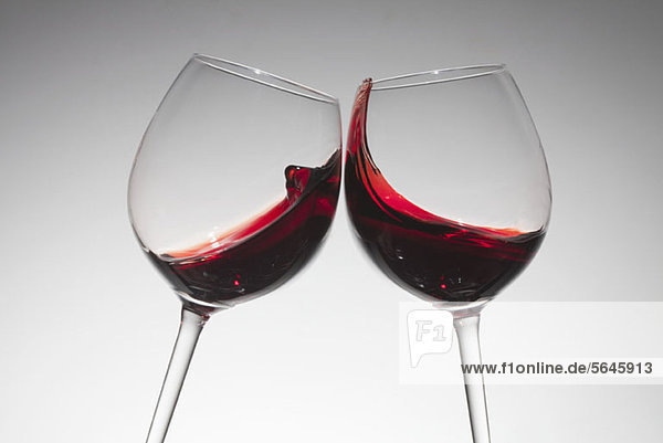 Toasting mit zwei Gläsern Rotwein