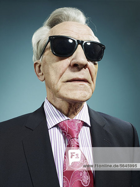 Ein eleganter älterer Mann mit Sonnenbrille