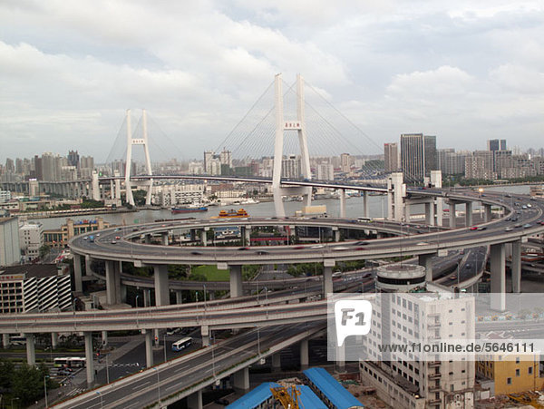 Mehrspurige Autobahn zur Nanpu-Brücke  Shanghai  China