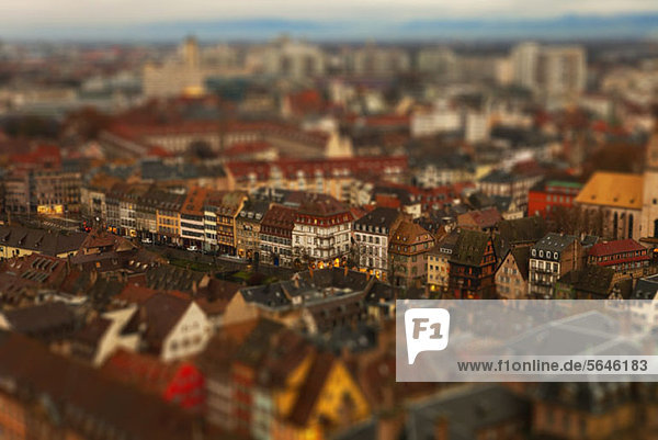 Tilt-Verschiebung einer Fülle von Mehrfamilienhäusern in einem Wohngebiet  Straßburg  Frankreich
