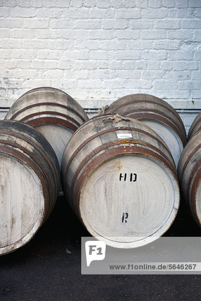 Holzfässer in einer Whiskybrennerei
