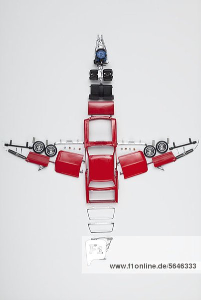 In Form eines Flugzeuges angeordnete Teile eines Modellautos