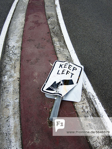 Ein abgeflachtes Straßenschild Keep Left .