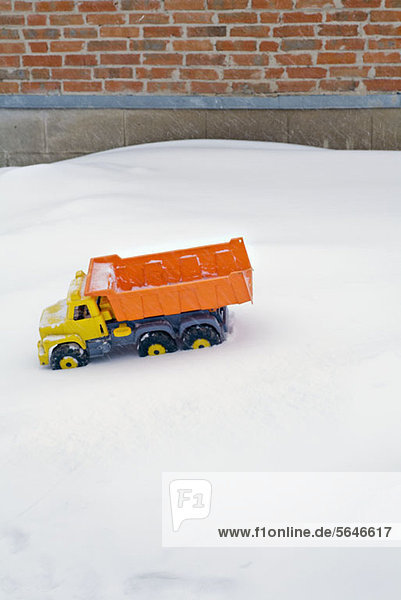 Toy Dumper im Schnee