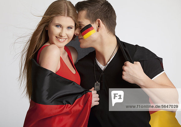 Junges Paar mit deutscher Flagge