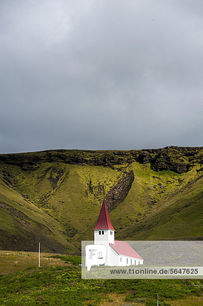 Kirche  Ort VÌk Ì M_rdal  Südküste  Island  Europa