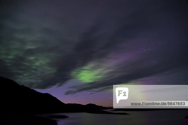 Polarlicht oder Aurora borealis über dem See LangisjÛr  Hochland  Island  Europa