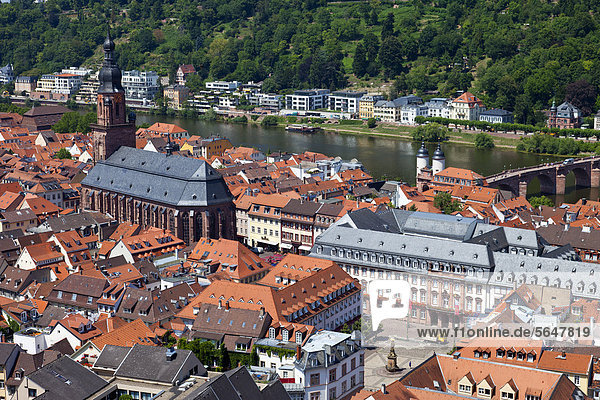 Deutschland  Baden Württemberg  Heidelberg  Blick auf Altstadt und Heiliggeistkirche mit Neckar