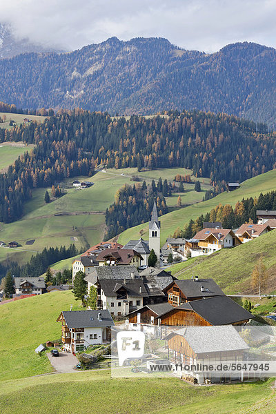 Blick auf den Ort Wengen  Gadertal  Südtirol  Italien  Europa
