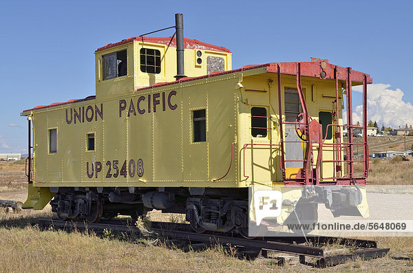 Ausrangierte Lok der Union Pacific Railway  größte Eisenbahngesellschaft der USA für Güterverkehr  Walden  State Road 125  Colorado  USA  ÖffentlicherGrund