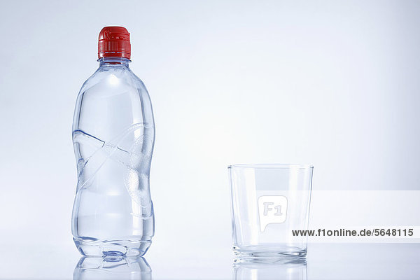 Plastikflasche Mineralwasser mit Glas  Nahaufnahme