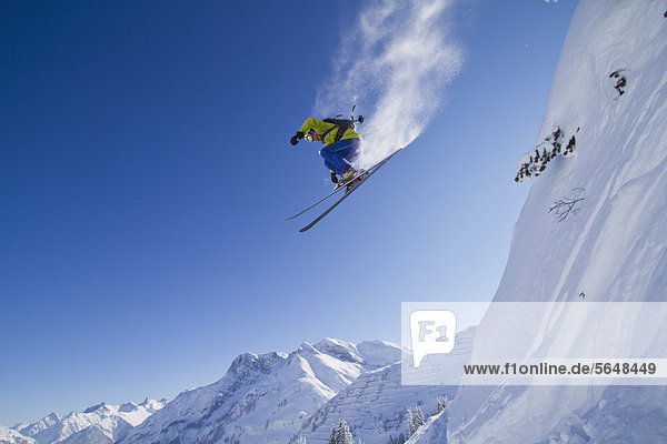 Österreich  Arlberg  Warth  Mid adult man skiing