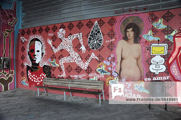 Sitzbank vor rosa Wandmalerei  Graffiti am Busbahnhof  Mao  Mahon  Menorca  Balearen  Balearische Inseln  Spanien  Europa