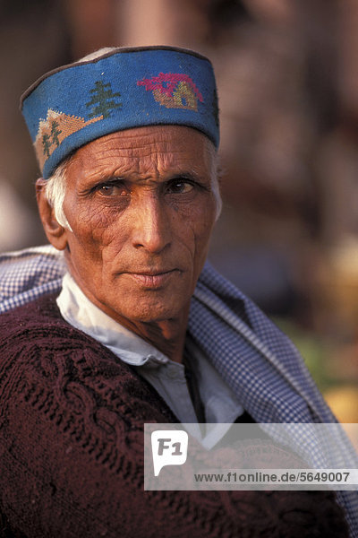 Mann mit traditioneller Kopfbedeckung  Porträt  Himachali  Shimla  Himachal Pradesh  Indien  Asien