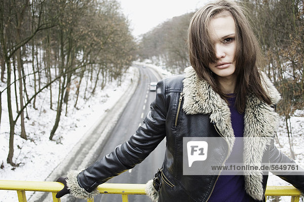 Junge Frau auf Brücke stehend  Portrait