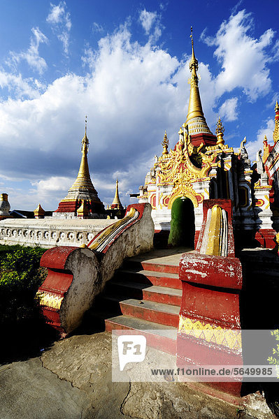 Tempel  Pagoden in Nyaungshwe am Inle-See  Birma  Burma  Myanmar  Südostasien  Asien