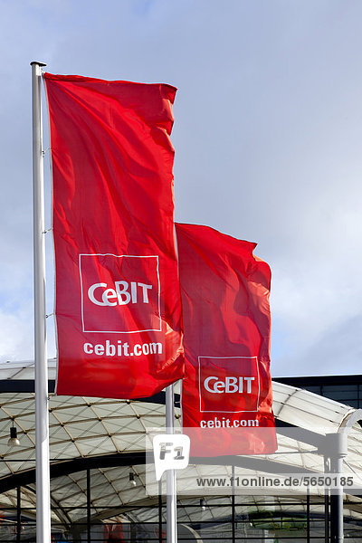 Fahnen mit dem Logo der Computer-Messe CeBIT vor dem Haupteingang der auf dem Messegelände  Hannover  Niedersachsen  Deutschland  Europa