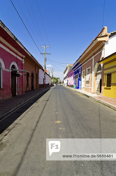 Superb restored colonial architecture  Granada  founded in 1524  Nicaragua  Central America