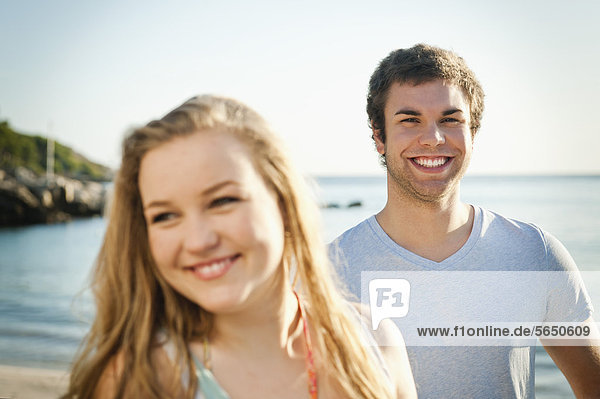 Spanien  Mallorca  Paar am Strand  lächelnd