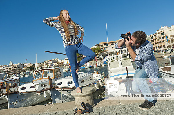 Spanien  Mallorca  Paar beim Fotografieren im Hafen