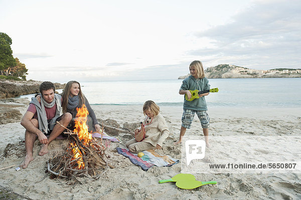 Spanien  Mallorca  Freunde am Lagerfeuer am Strand