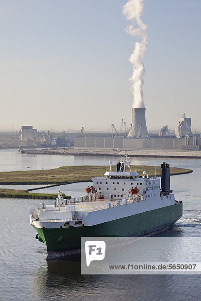 Deutschland Rostock Blick auf Schiff mit Hafen und Kraftwerk im Hintergrund