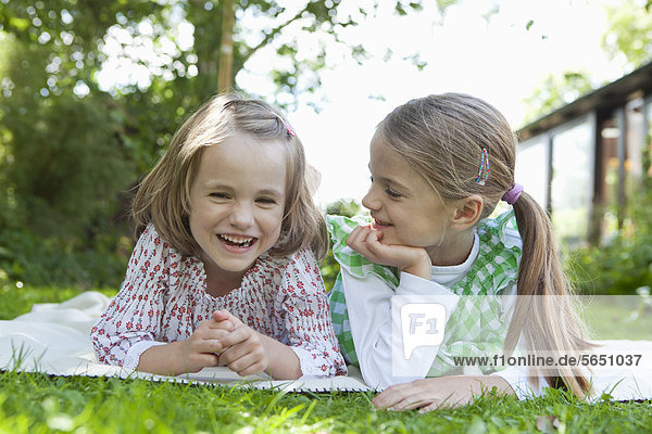 Mädchen im Garten  lächelnd