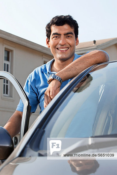 Porträt eines Mannes neben seinem Auto