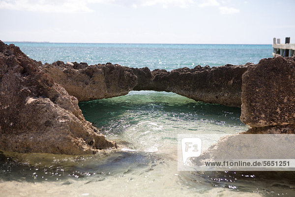 Felsen und karibischen Meer  Grand Cayman  Cayman-Inseln