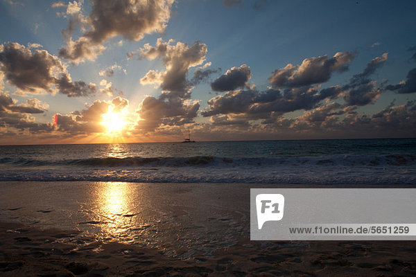 Sonnenuntergang und Meer waschen über Strand  Grand Cayman  Cayman-Inseln