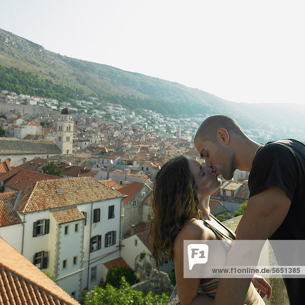 Junges Paar küsst sich über der Stadt Dubrovnik  Kroatien