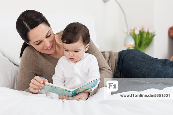 Mutter beim Lesen eines Buches mit Sohn