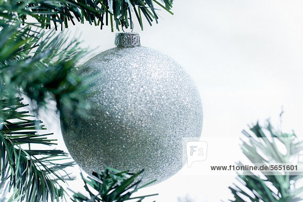 Silberne Weihnachtskugel am Baum
