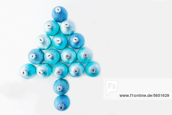 Weihnachtsbaum aus blauen Christbaumkugeln