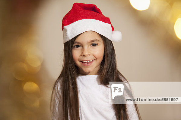 Mädchen mit Weihnachtsmütze  lächelnd  Portrait