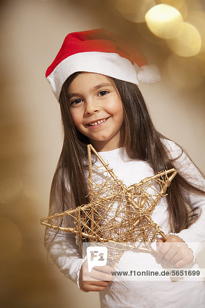 Mädchen mit Weihnachtsmütze  lächelnd  Portrait
