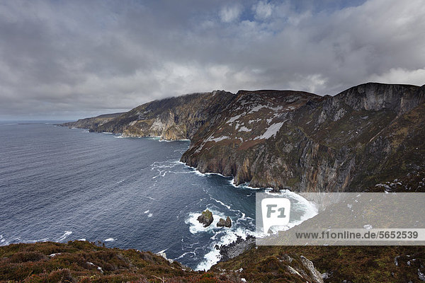Irland  Grafschaft Donegal  Blick auf Klippe mit Meer