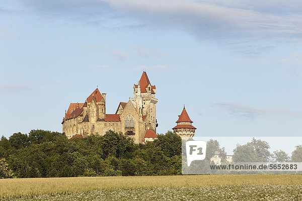 Österreich  Niederösterreich  Weinviertel  Blick auf Schloss Kreuzenstein
