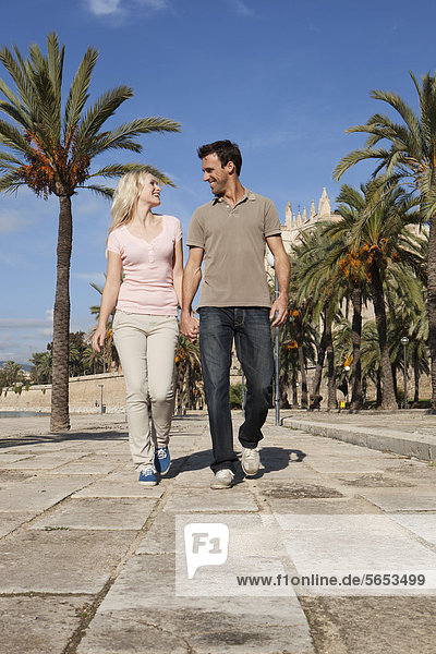 Spanien  Mallorca  Palma  Paar entlang der Allee  lächelnd