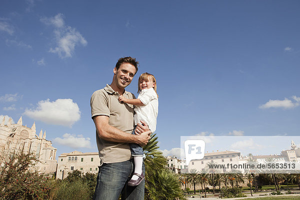 Spanien  Mallorca  Palma  Vater mit Tochter  lächelnd