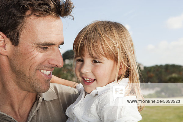 Spanien  Mallorca  Palma  Vater und Tochter lächeln  Nahaufnahme