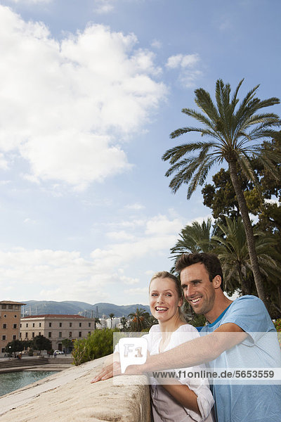 Spanien  Mallorca  Palma  Paar schaut weg  lächelnd