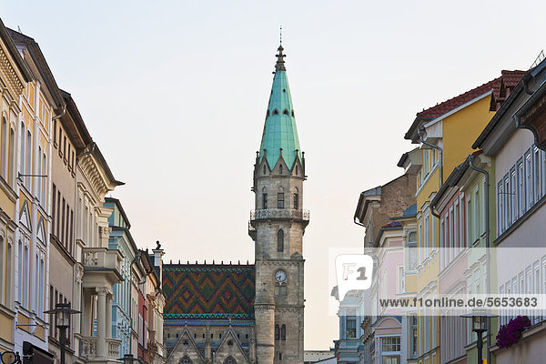 Deutschland  Thüringen  Meiningen  Blick auf Häuser und Kirche an der Einkaufsstraße