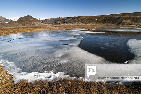 Zum Teil gefrorener See bei DyrhÛlaey  Gletscher M_rdalsjökull  Südkiste  Island  Europa