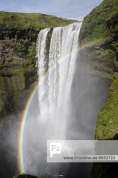 Regenbogen  Wasserfall SkÛgafoss am Fluss SkÛga  Ringstraße  Su_urland  Sudurland  Süd-Island  Island  Europa