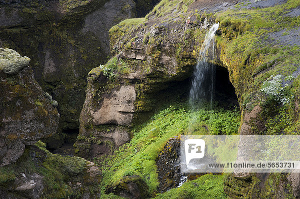 Kleiner Wasserfall am Fluss SkÛga  Wanderweg Fimmvör_uh·ls oder Fimmvörduhals - SkÛgar  Su_urland  Sudurland  Süd-Island  Island  Europa