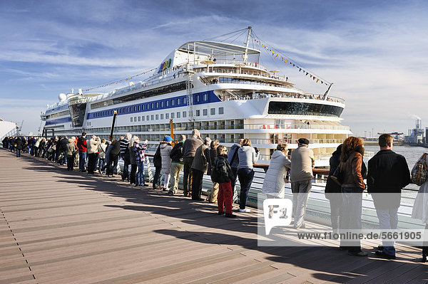 Besucher am Kreuzfahrtterminal Cruise Center Altona und Kreuzfahrtschiff AIDA Luna in Hamburg  Deutschland  Europa