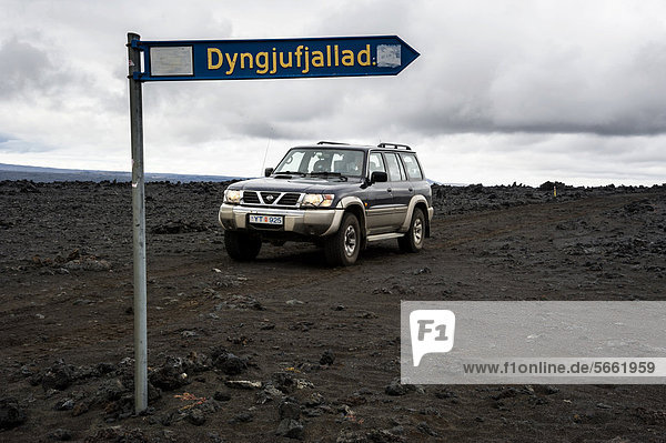 Jeep und Wegweiser  Hochland  Island  Europa