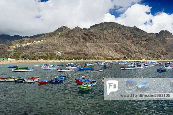 Bunte Fischerboote und Anaga-Gebirge  Playa de las Teresitas  San AndrÈs  Teneriffa  Kanarische Inseln  Spanien  Europa